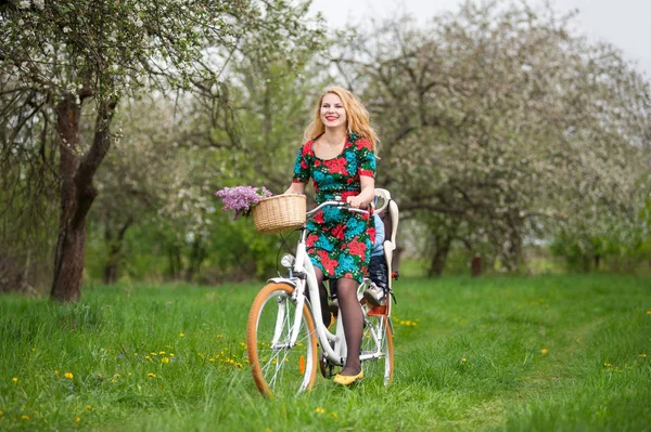 금발 여성 승마 시 자전거 자전거의 자에 아기와 함께 — 스톡 사진