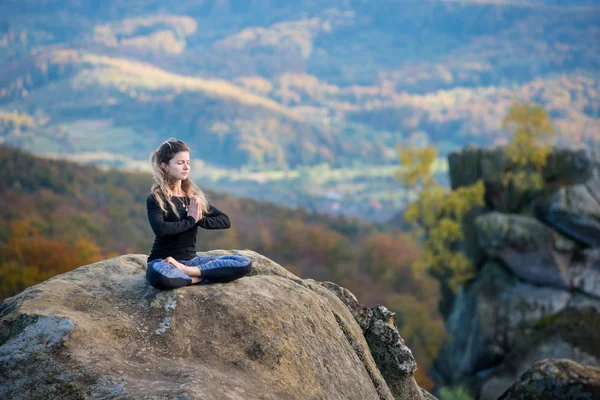 Спортивний туалет жінка практикує йогу на вершині гори — стокове фото