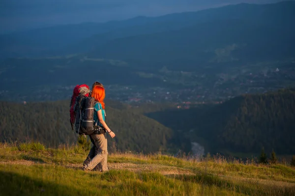 Hiking, dağ ve vadi köyde güzel açık overlook manzarayı kaç turist ile elele, sırt çantaları — Stok fotoğraf