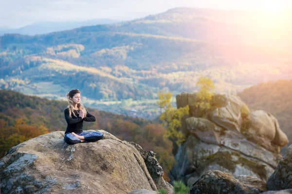 Sportowy sprawny kobieta jest Praktykowanie jogi na szczycie góry — Zdjęcie stockowe