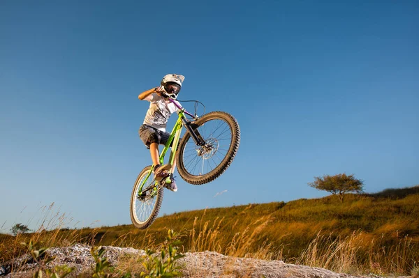 Ciclista equitação downhill em mountain bike na colina — Fotografia de Stock