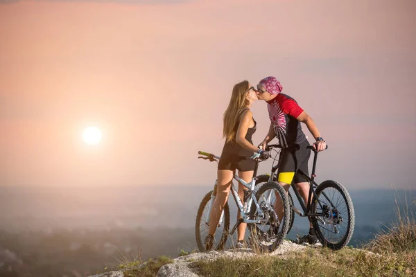 夕日の丘の上にマウンテン バイクとカップル自転車 — ストック写真