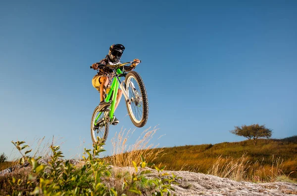 Lovaglás lefelé a dombon MTB kerékpáros — Stock Fotó