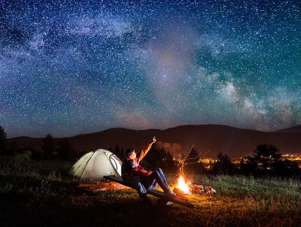 Männlicher Wanderer zeigt seine Geliebte am Sternenhimmel — Stockfoto