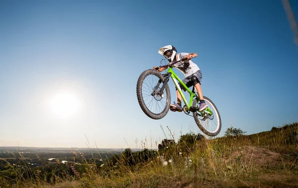 Ciclista equitação downhill em mountain bike na colina — Fotografia de Stock