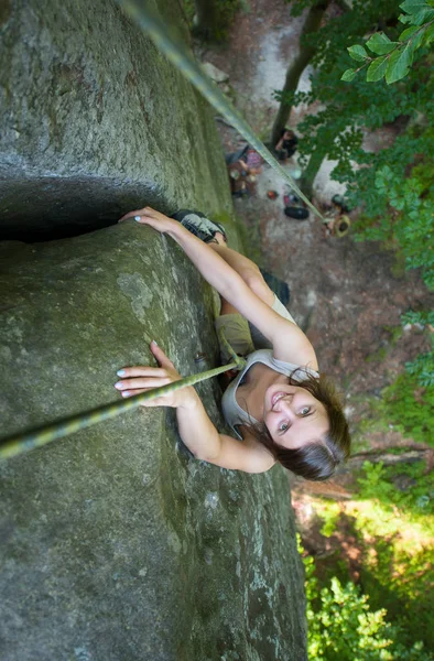 Rockclimber ajudando a alpinista do sexo feminino para chegar ao topo da montanha — Fotografia de Stock