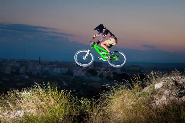Radfahrer auf dem Mountainbike bergab auf dem Hügel — Stockfoto