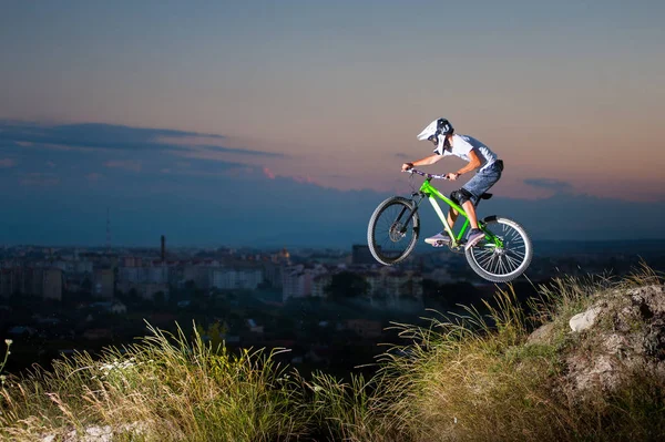 Ciclista montando cuesta abajo en bicicleta de montaña en la colina — Foto de Stock