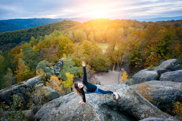 Спортивний туалет жінка практикує йогу на вершині гори — стокове фото
