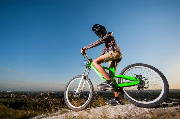 Radfahrer mit Mountainbike auf dem Hügel unter blauem Himmel — Stockfoto