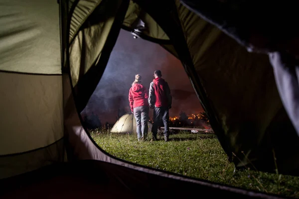 Вид изнутри палатки на пару туристов в ночном кемпинге — стоковое фото
