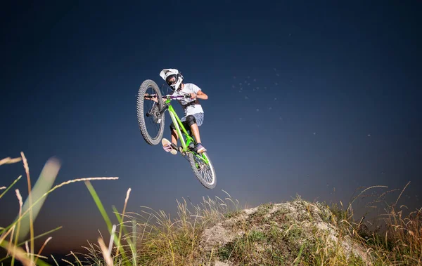 Cycliste descendant en VTT sur la colline — Photo