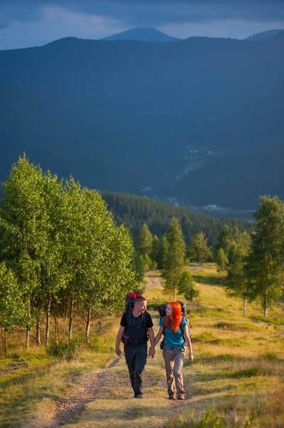 Caminhantes casal em montanhas — Fotografia de Stock