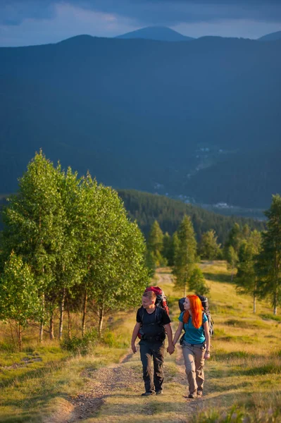 Caminhantes casal em montanhas — Fotografia de Stock
