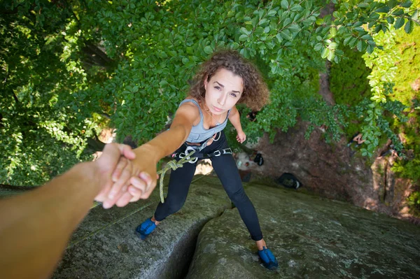 Alpinista ajudando alpinista a atingir um pico de montanha — Fotografia de Stock