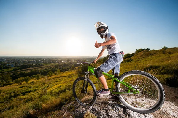 Kerékpáros-, hegyi kerékpár, a domb, kék ég alatt — Stock Fotó