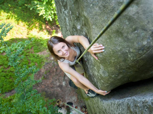 Rockclimber допомагає досягти вершини гори жіночий альпініст — стокове фото