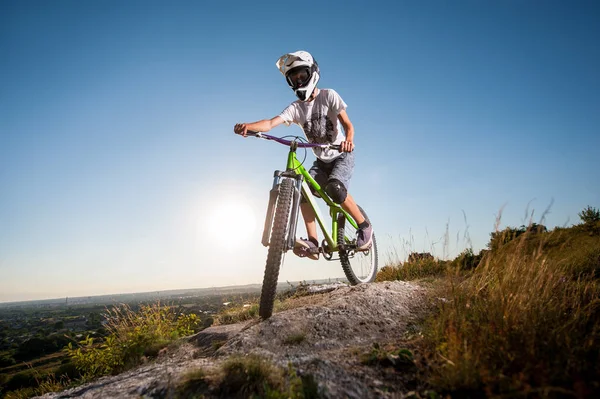 Ciclista equitação downhill em mountain bike na colina — Fotografia de Stock