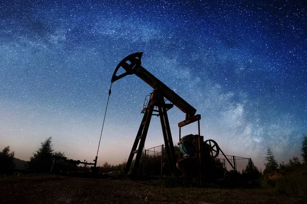 Pompa dell'olio sul campo petrolifero di notte — Foto Stock