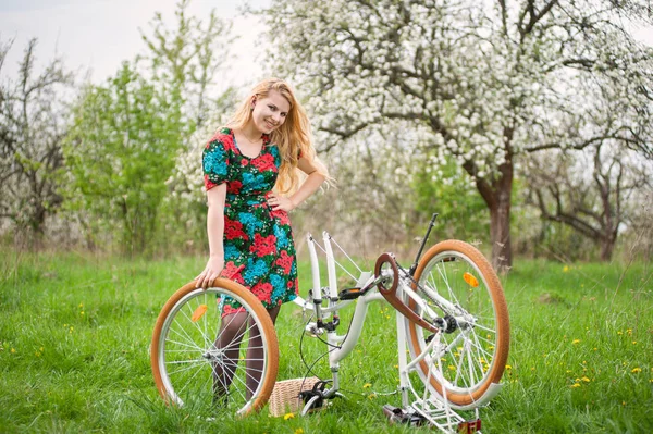 봄 정원에서 빈티지 화이트 자전거 여성 자전거 — 스톡 사진