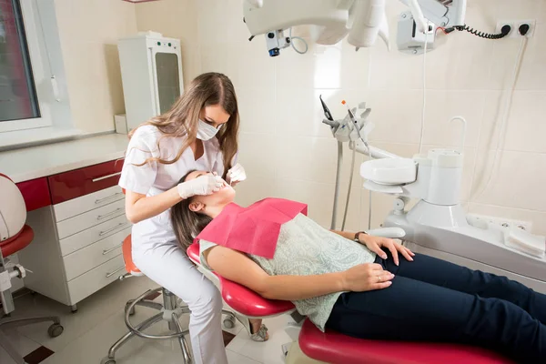 Zahnärztin in ihrem Büro behandelt Patientin — Stockfoto