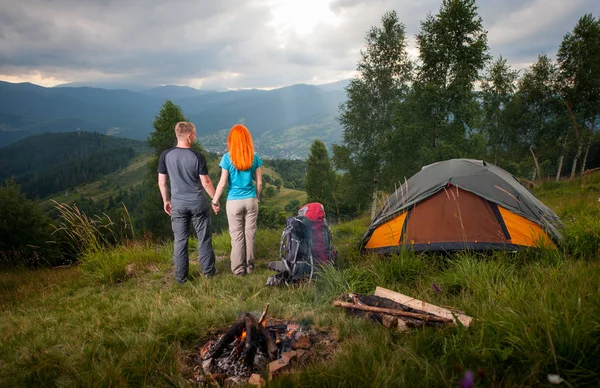 Pareja de excursionistas en las montañas — Foto de Stock