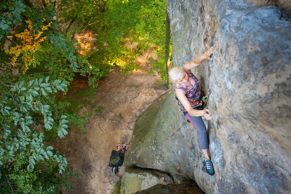 Γυναίκα ροκ ορειβάτης είναι αναρρίχηση σε έναν βραχώδη τοίχο — Φωτογραφία Αρχείου