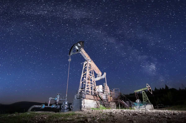 Yağ pompaları gece petrol sahasındaki — Stok fotoğraf