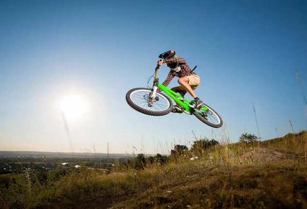 Radfahrer auf dem Mountainbike bergab auf dem Hügel — Stockfoto