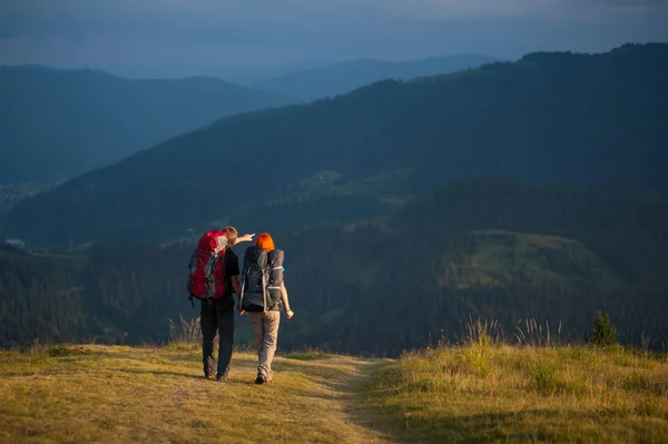 Coppia escursionisti in montagna — Foto Stock