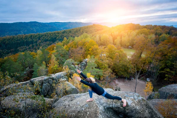 Mujer deportiva en forma está practicando yoga en la cima de la montaña — Foto de Stock
