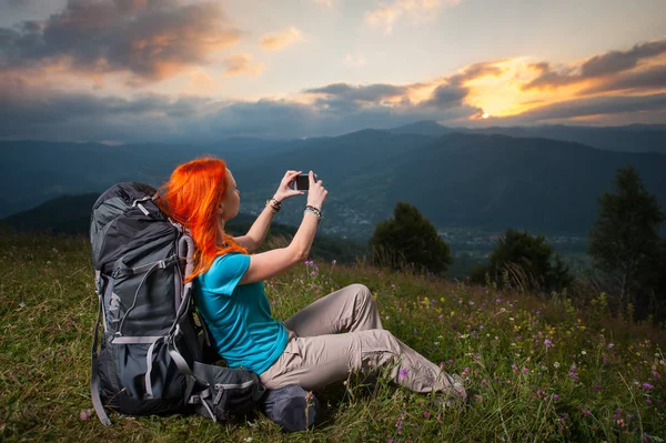 Red-haired female hiker — Stock Photo, Image