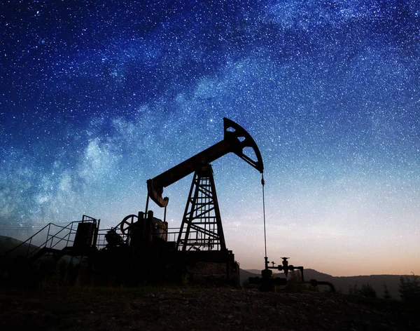 Pompa dell'olio sul campo petrolifero di notte — Foto Stock