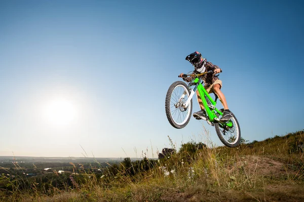 Ciclista in discesa in mountain bike in collina — Foto Stock
