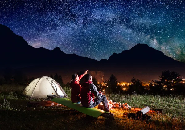 Kvinnlig turist visar på stjärnhimlen och Vintergatan — Stockfoto