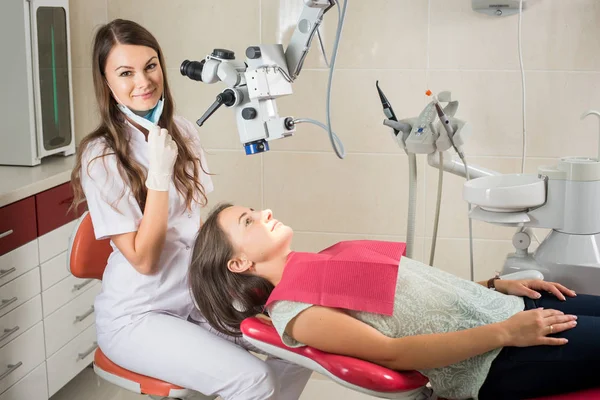 Zahnärztin in ihrem Büro behandelt Patientin — Stockfoto