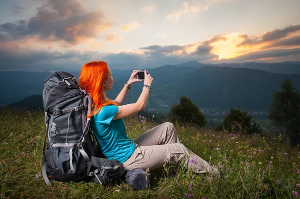 Red-haired female hiker — Stock Photo, Image