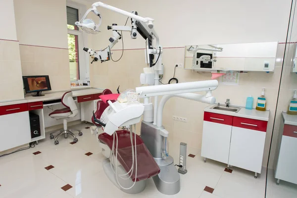 Хірургія. Стоматологічний кабінет з сучасними стоматологічними одиницями — стокове фото