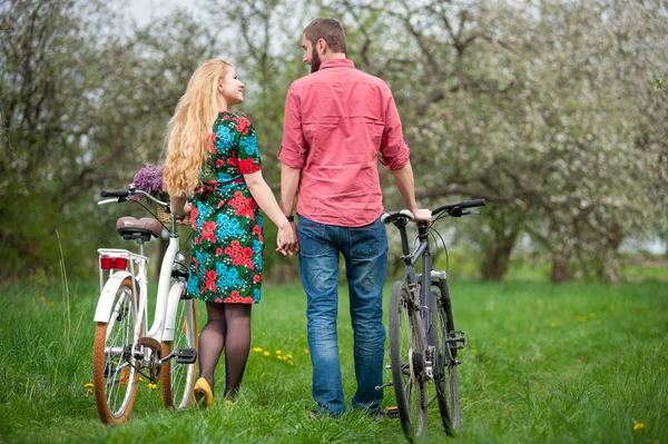 Kochający Młoda para z rowerami — Zdjęcie stockowe
