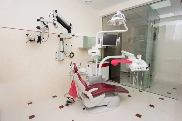 Хірургія. Стоматологічний кабінет з сучасними стоматологічними одиницями — стокове фото