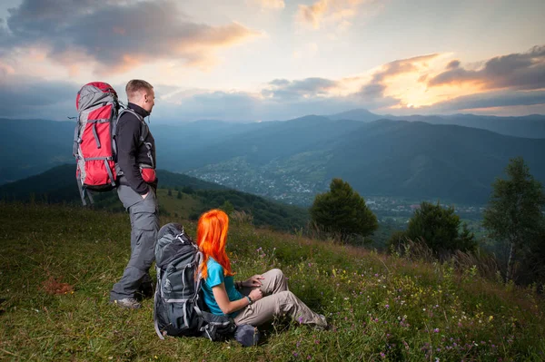 Cuplu excursioniști în munți — Fotografie, imagine de stoc