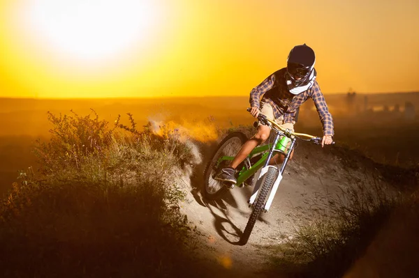 Ciclista montando cuesta abajo en bicicleta de montaña en la colina — Foto de Stock