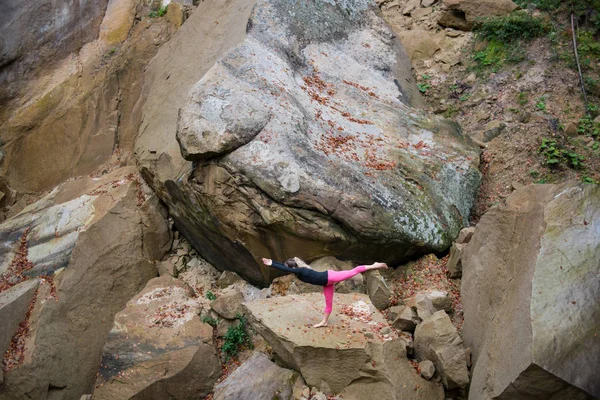 Σπορ τακτοποίηση γυναίκα πρακτική της γιόγκα σε ο ογκόλιθος της φύσης — Φωτογραφία Αρχείου