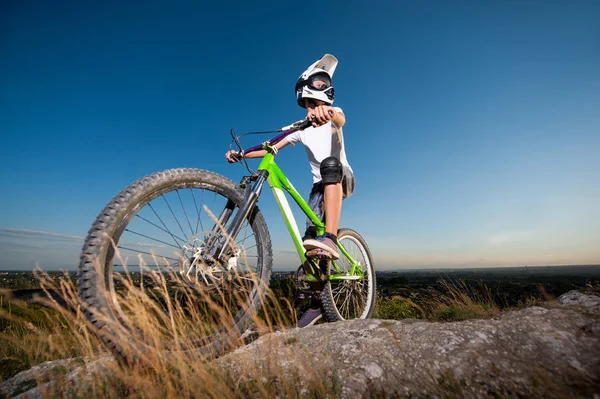 Ciclista con bicicleta de montaña en la colina bajo el cielo azul — Foto de Stock