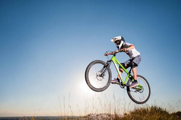 Ciclista in discesa in mountain bike in collina — Foto Stock