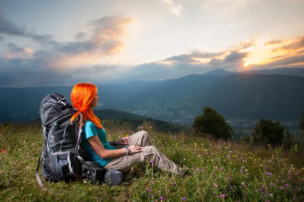 Rothaarige Wanderin — Stockfoto