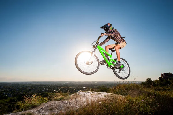 Ciclista in discesa in mountain bike in collina — Foto Stock