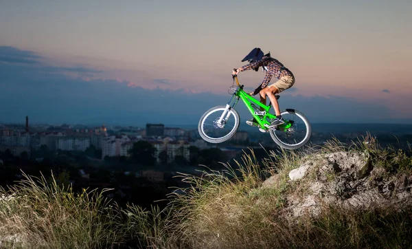 丘の上のマウンテン バイクで下り坂のサイクリスト — ストック写真