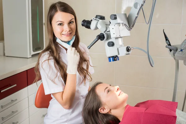 Zahnärztin in ihrem Büro behandelt Patientin — Stockfoto