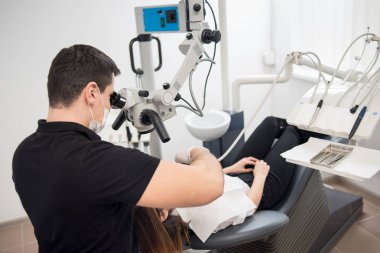 Erkek diş hekimi diş araçları ile 